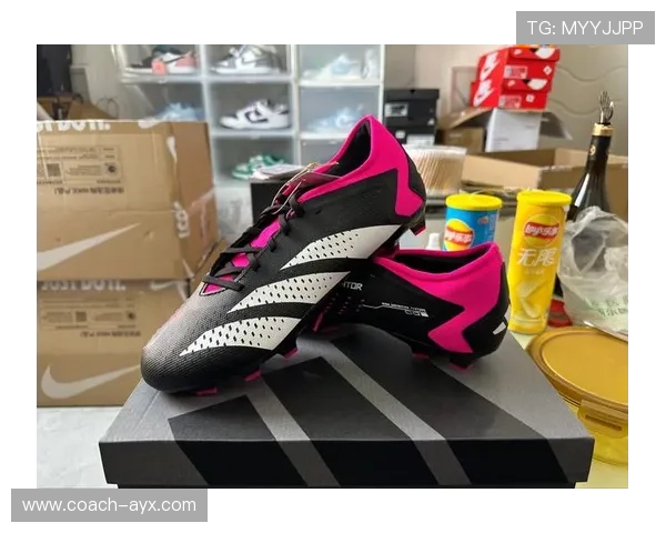 阿迪达斯F30足球鞋助力球星展现速度与技术风采